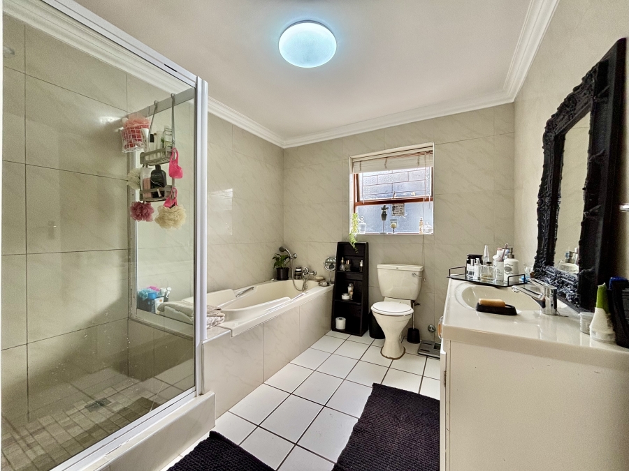 5 Bedroom Property for Sale in Vierlanden Western Cape